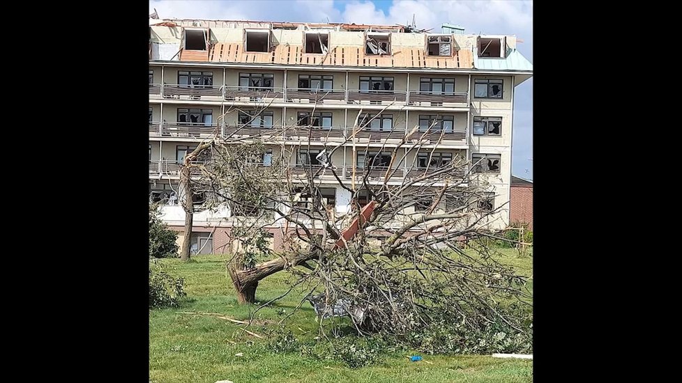 Tornádo zničilo krajské zařízení S-centrum v Hodoníně. Evakuováno bylo 141 seniorů.