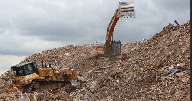 Dvě vesnice na jedné hromadě: Mezi obcemi zničenými tornádem bobtnají gigantické skládky