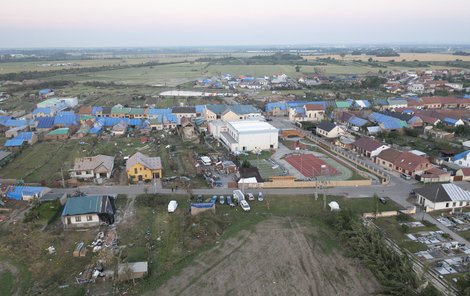 Následky úderu tornáda v Hruškách.