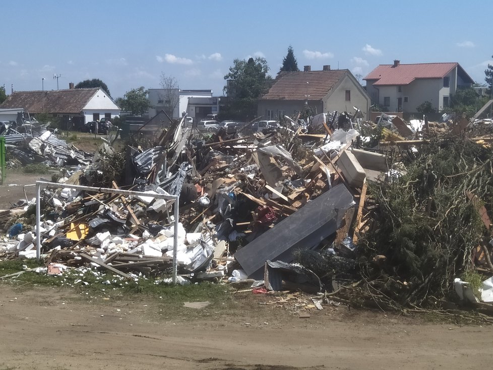 Ničivé tornádo zasáhlo 24. června čtyři vesnice a Hodonín.