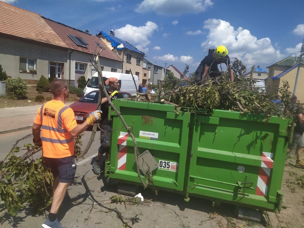 Ničivé tornádo zasáhlo 24. června čtyři vesnice a Hodonín.