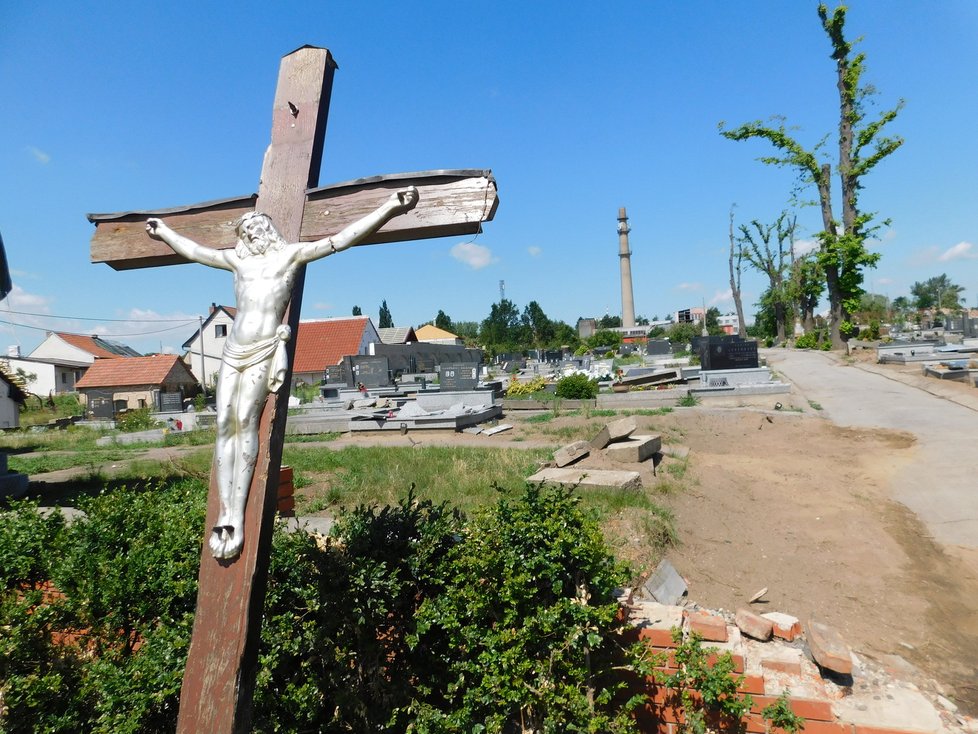 Červnové tornádo poškodilo 1200 domů, 200 neuniklo demolicím.