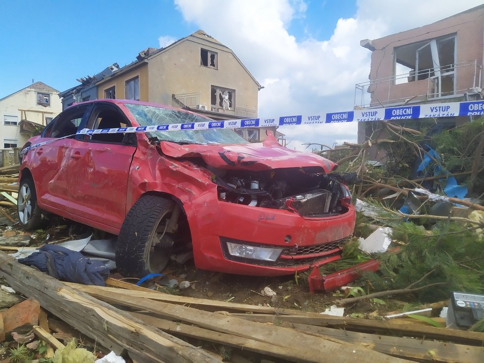 Červnové tornádo poškodilo 1200 domů, 200 neuniklo demolicím. 