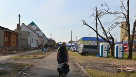 V Moravské Nové Vsi na Břeclavsku 5. července 2021 pokračovalo odstraňování škod, které v obci způsobily silné bouřky s krupobitím a tornádo.