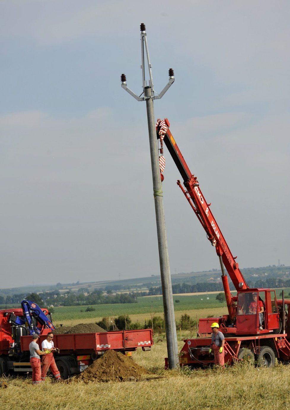 V Moravské Nové Vsi na Břeclavsku 5. července 2021 pokračovalo odstraňování škod, které v obci způsobily silné bouřky s krupobitím a tornádo.