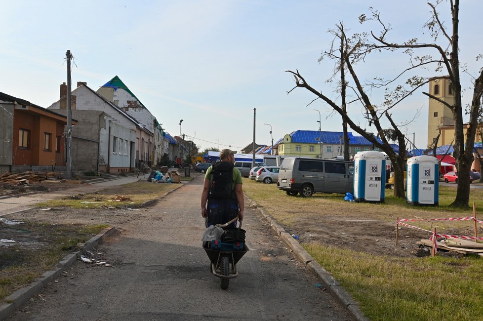 V Moravské Nové Vsi na Břeclavsku 5. července 2021 pokračovalo odstraňování škod, které v obci způsobily silné bouřky s krupobitím a tornádo.