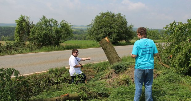 Lovci bouřek na místě mapovali trajektorii tornáda a způsobené škody.