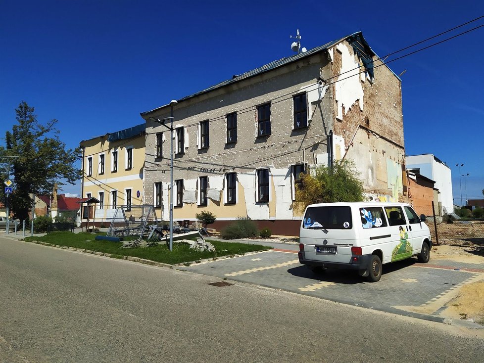 Tornádem zničená základní škola v Hruškách. Opravena by měla být již letos v říjnu.