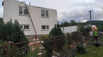 Tornádo se prohnalo slovenskou obcí Petkovice. Na místě zasahují hasiči
