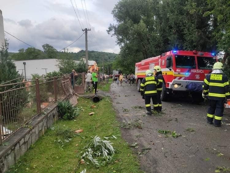 Poškodilo obytné domy, některé zůstaly bez střechy.