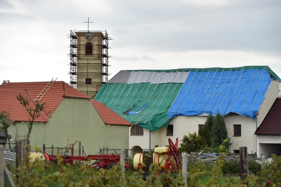V Moravské Nové Vsi na Břeclavsku pokračují 24. září 2021 opravy budovy sokolovny poškozené tornádem, které se nad obcí přehnalo 24. června 2021.