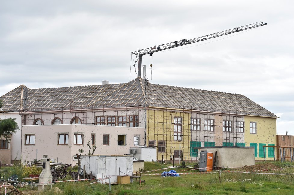 V Moravské Nové Vsi na Břeclavsku pokračují 24. září 2021 opravy budovy sokolovny poškozené tornádem, které se nad obcí přehnalo 24. června 2021.
