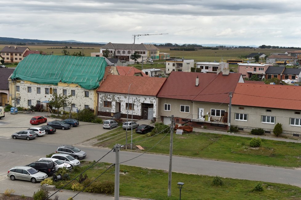 Střecha budovy obecního úřadu zakrytá plachtami na snímku pořízeném 24. září 2021 v Moravské Nové Vsi na Břeclavsku. Obcí se 24. června 2021 přehnalo tornádo.