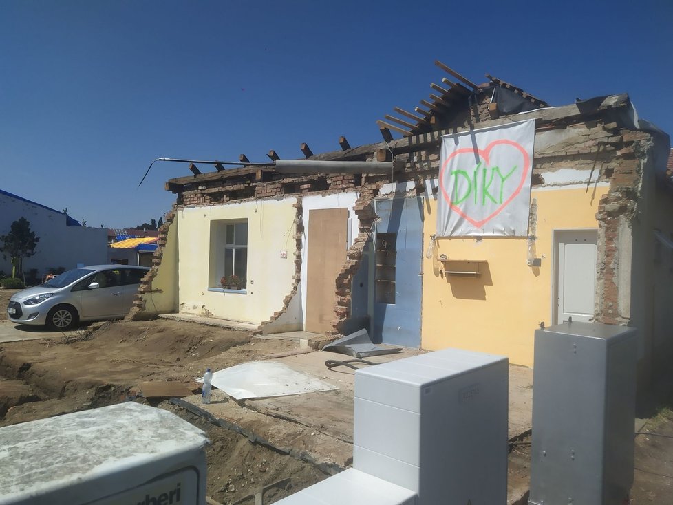 Těžce postižené Mikulčice po 24. červnu. Tornádo poškodilo v obci téměř 300 domů.