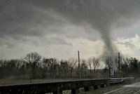 Ničivé bouře a tornáda ve velké části USA: Státy hlásí i mrtvé a zraněné, poničené domy či auta