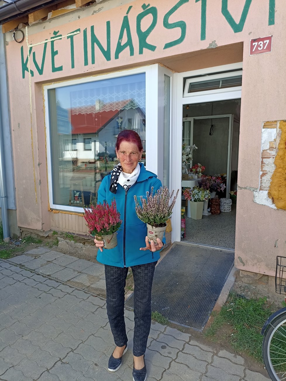 Anna Hauserová se raduje. Květinářství u Čechů po  tříměsíční pauze otevřelo.
