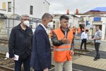 Ministr dopravy Karel Havlíček, premiér Andrej Babiš a generální ředitel Správy železniční dopravní cesty (SŽDC) při prohlídce železniční stanice v Lužicích na Hodonínsku, kterou minulý týden postihlo ničivé tornádo.
