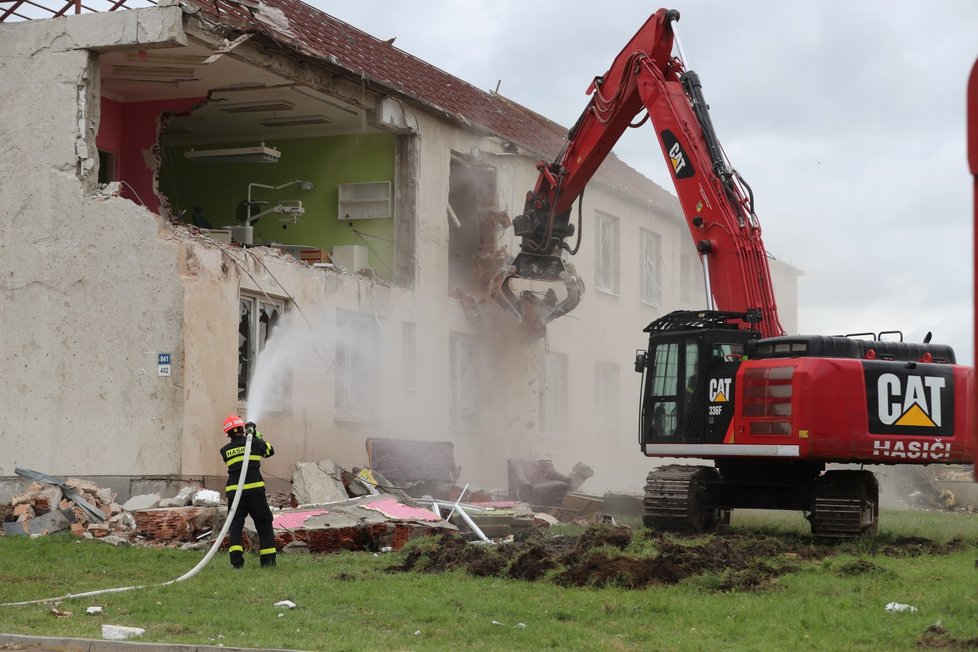 V Lužicích začala demolice jednoho z domů zničených tornádem