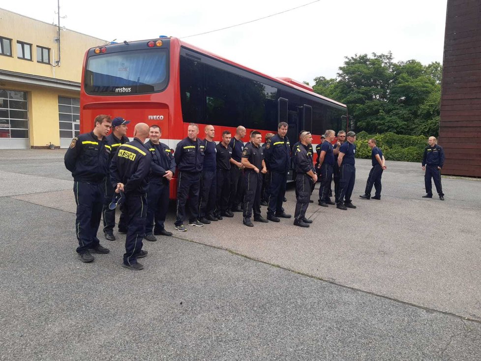 Příslušníci středočeských hasičských jednotek odjeli autobusem ze stanice Říčany do Podivína, kde vystřídají své kolegy nasazené v Hodoníně.