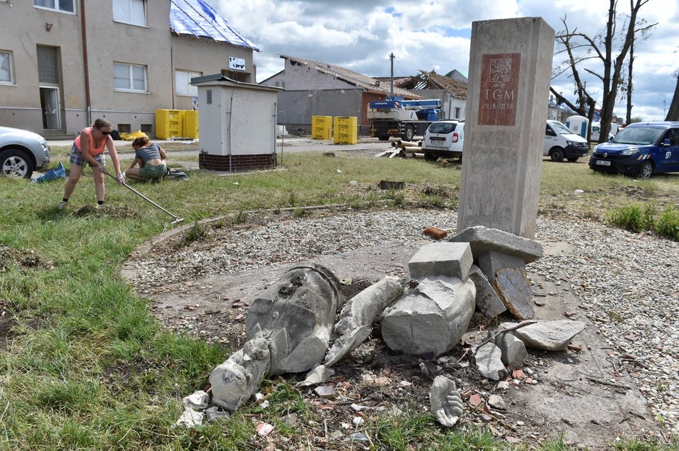 Dobrovolníci v Moravské Nové Vsi pomáhají s úklidem trosek a škod způsobených tornádem.