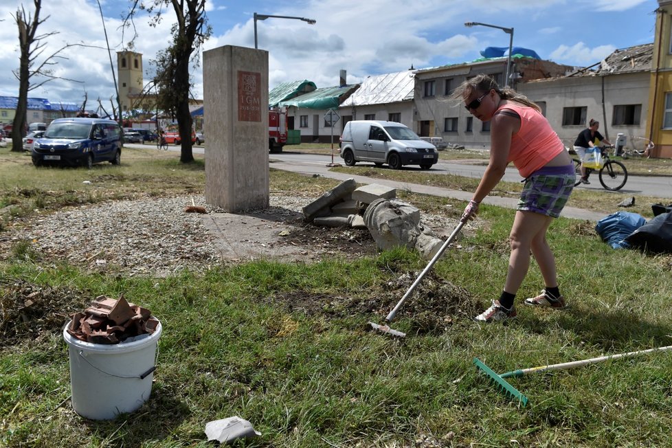 Dobrovolníci v Moravské Nové Vsi pomáhají s úklidem trosek a škod způsobených tornádem.