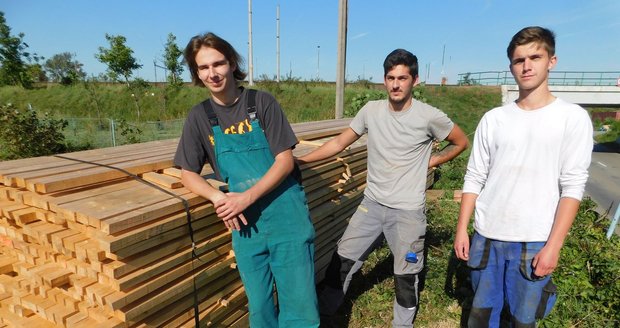 Filip Nosek (zleva), Lukáš Hvězda a Filip Janáč se práce v tornádem postižených Mikulčicích nebojí. Zároveň prý jde o ideální formu odborné praxe.