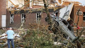 Tornádo odhodilo auto na strom jakoby to bylo pírko.