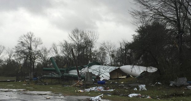 Tornádo v USA zničilo několik domů a zabilo tři osoby.