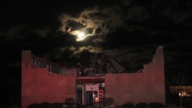 Tornádům neodolala ani zděná budova v městečku Kokomo v Indianapolis