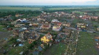 Zkáza na Moravě z dronu: Zdemolované domy, bezradní lidé. Po řádění tornáda je z místa válečná zóna