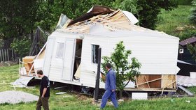Dvoutunový mobilní dům vichřice přenesla vzduchem asi o 15 metrů dál a přitom ho zdemolovala