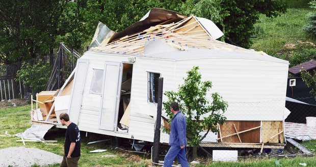 Dvoutunový mobilní dům vichřice přenesla vzduchem asi o 15 metrů dál a přitom ho zdemolovala