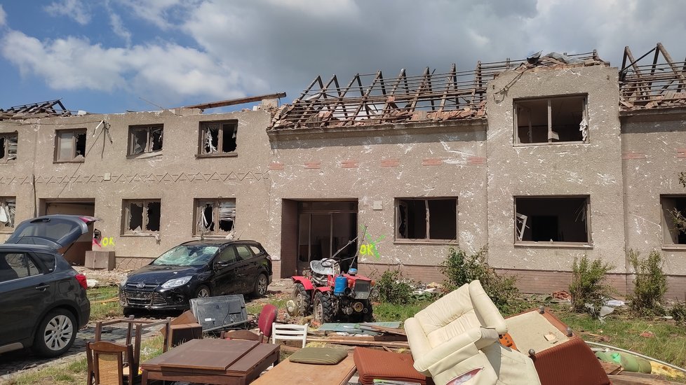Dům Vlastimila Glose (vpravo se zbytkem konstrukce střechy) den po ničivém tornádu, 25. června 2021.