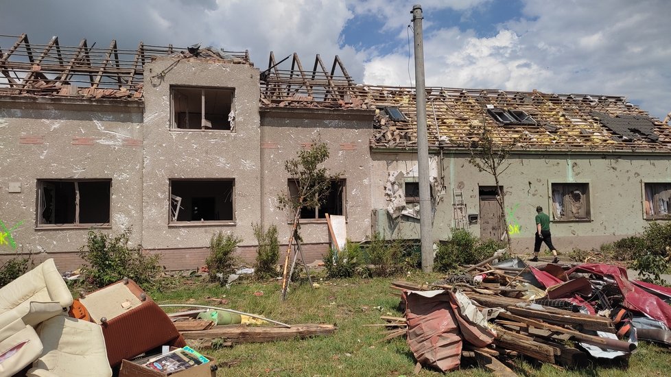 Dům Vlastimila Glose (vlevo) den po ničivém tornádu, 25. června 2021.