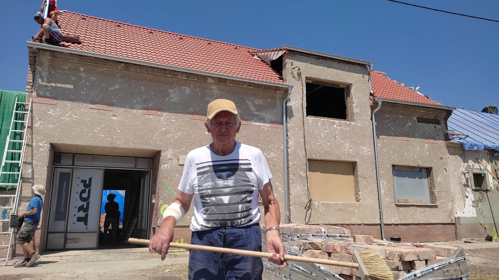 Vlastimil Glos (84) před svým domem měsíc po tornádu. První opravenou věcí byla střecha.