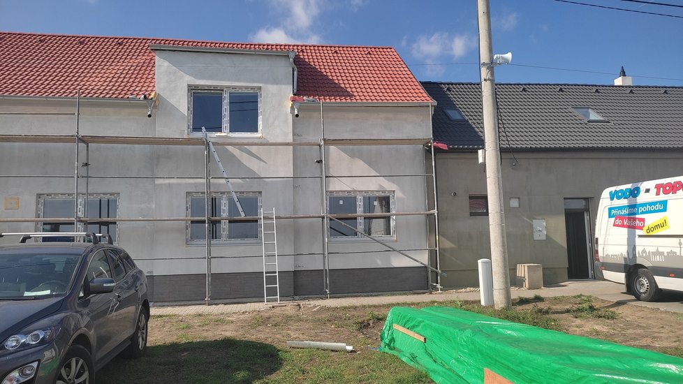 Dům Vlastimila Glose v září, tři měsíce po ničivém tornádu, měl již osazená nová okna, u domu bylo lešení.