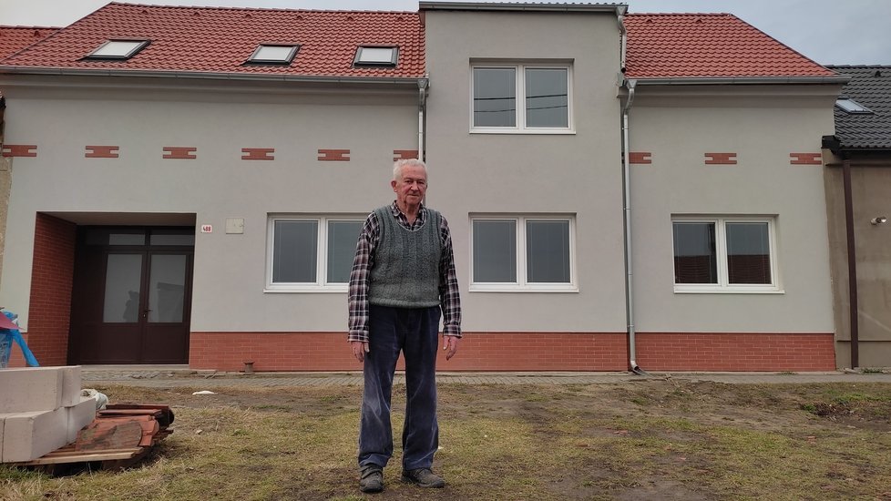 Vlastimil Glos (84) před svým domem v Mikulčicích krátce před Vánocemi, půl roku po tornádu. Dům je zvenku opraven. Nyní začínají práce uvnitř domu.