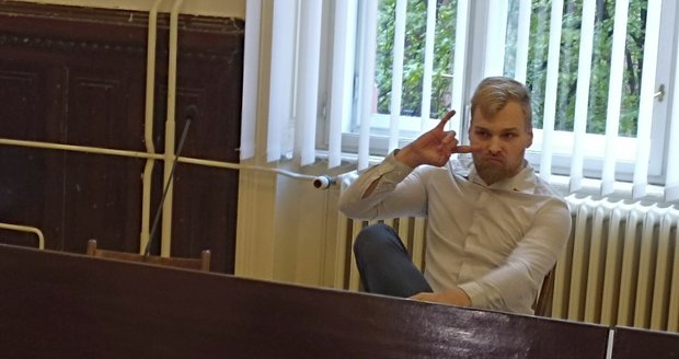 I v soudní síni si Jakub Hodaň (23) neodpustil vulgární gesta.