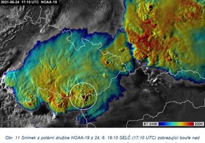 Snímek polární družice. Tornádo se vytvořilo v červené zóně uprostřed kroužku. V Polsku byla přitom supercela mnohem větších rozměrů.