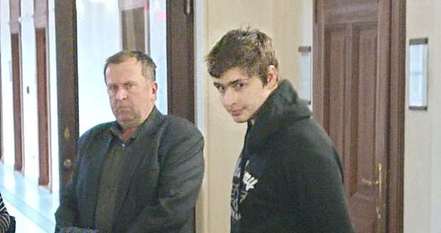 Dlabalův komplic Jakub Valachovič (vpravo) si za jiné zlodějny odsedí rok a půl.