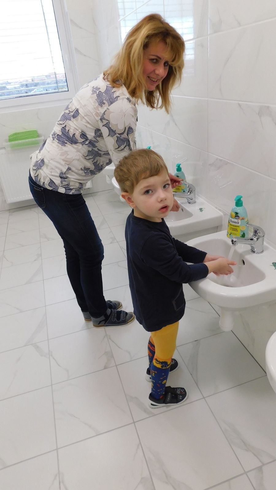 Paní učitelka Marcela a čtyřletý Martínek při hygieně. I umývárna je jako nová.