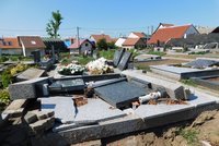 Poničené hroby po tornádu: Lidé dostanou 100 % na jejich obnovu
