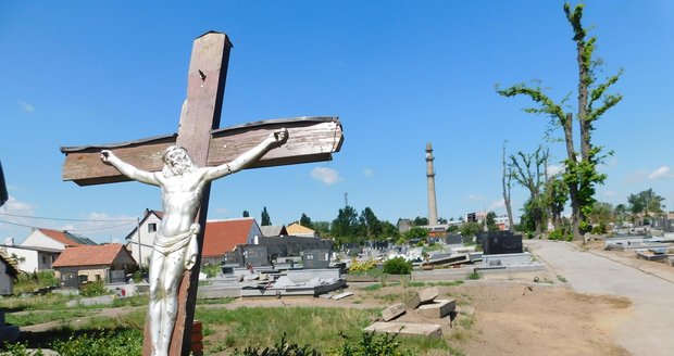 Poničený hřbitov v Mikulčicích.