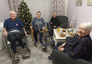 Čtveřice spokojených seniorů, kteří zažili zkázu S-centra po útoku tornáda. Zleva Miroslav Sochor (68), paní Alena (74), Jaroslav Prčík (74) a paní Marie (89).