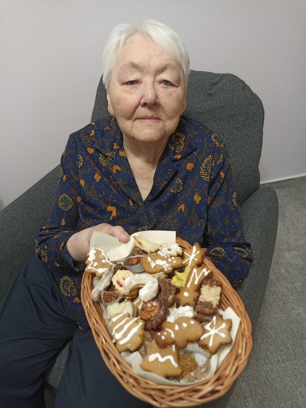 Paní Marie (89) s vánočním cukrovím, které napekl personál zařízení.