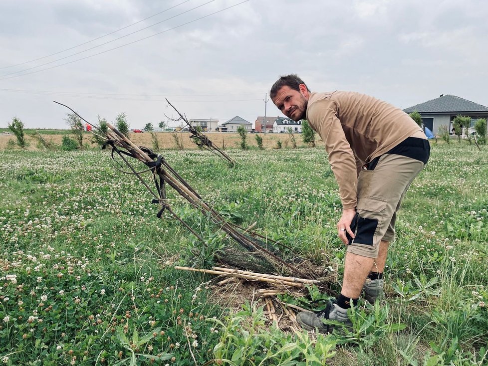 Čtyřleté úsilí malopěstitele Vladimíra Maloty (na snímku)v podobě bio sadu zničilo během chvíle tornádo. Mladý muž ale plánuje obnovu svého životního snu.