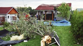 Škody po tornádu jsou velké, ale naštěstí se nikomu nic vážného nestalo