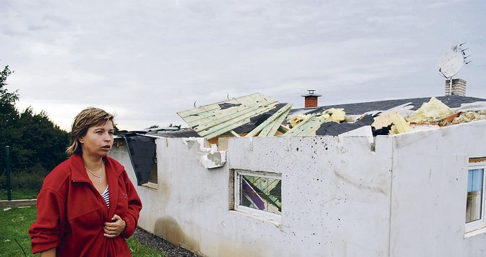 Iveta Davidová prochází kolem svého domu