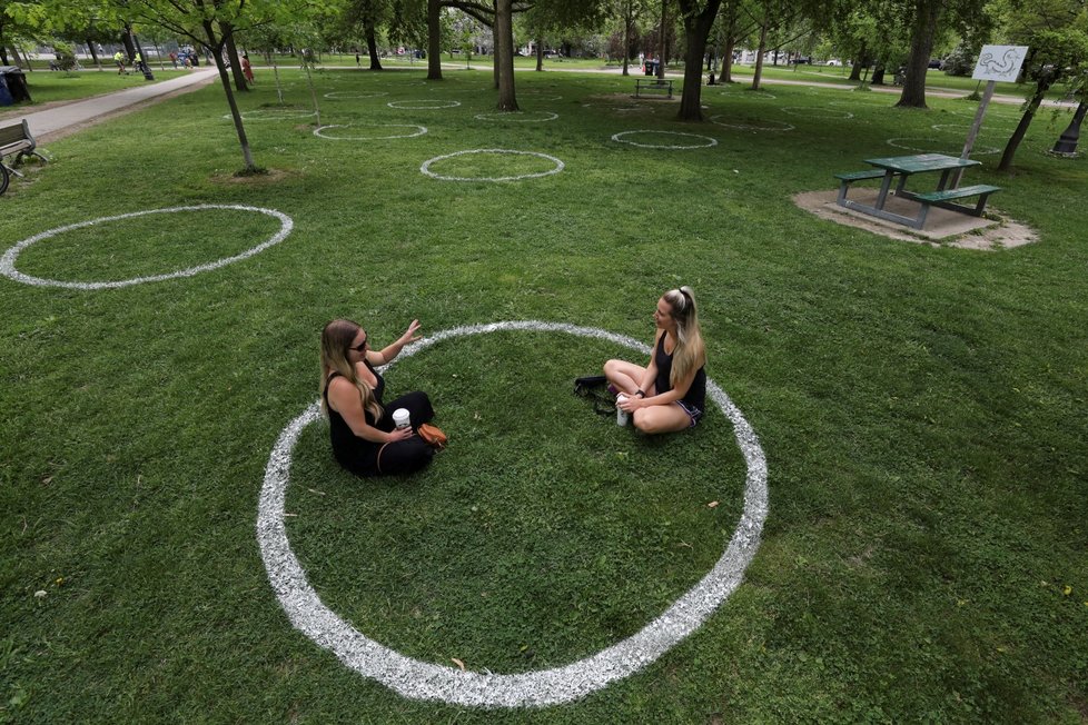 Kruhy v parku v kanadském Torontu ukazují doporučený sociální odstup (28. 5. 2020)