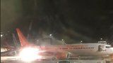 Na letišti v Torontu se srazila dvě letadla, vypukl požár. Evakuováno bylo 174 lidí